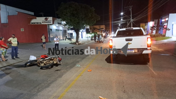 Acidente entre duas motos e uma caminhonete na Avenida Getúlio Vargas, em Rio Branco, deixa idoso com fratura exposta